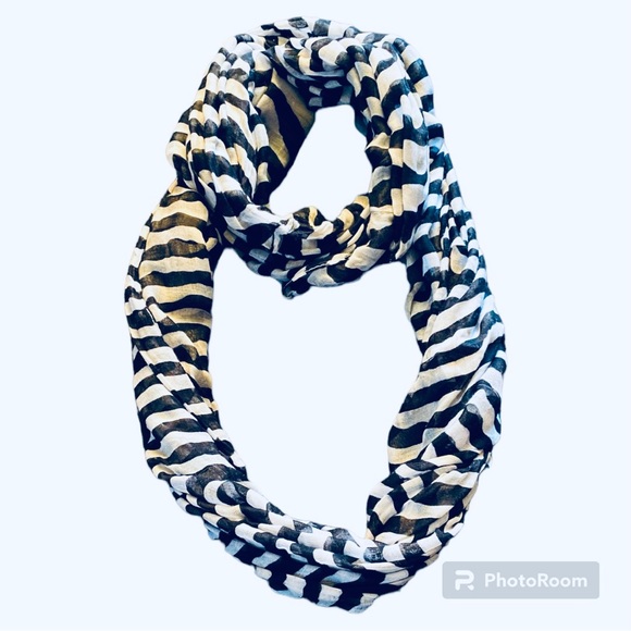 Infinity Scarf Black And White - Picture 2 of 5